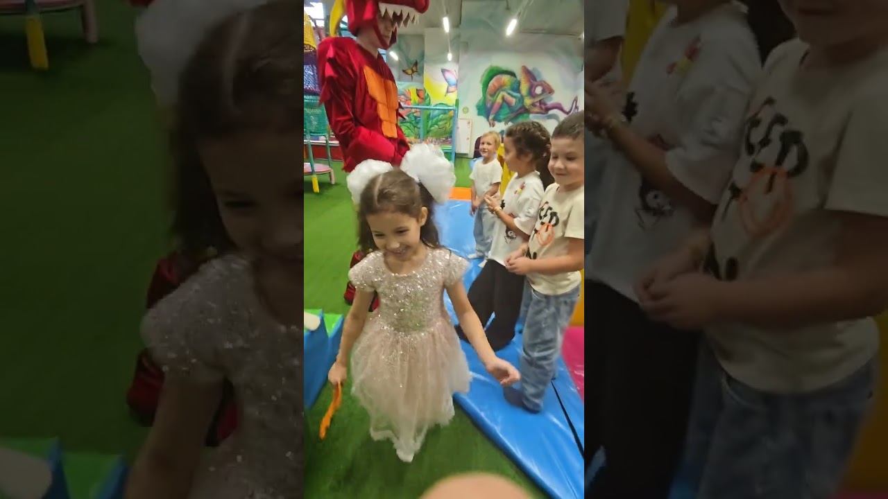 Лиза на дне рождении у друга