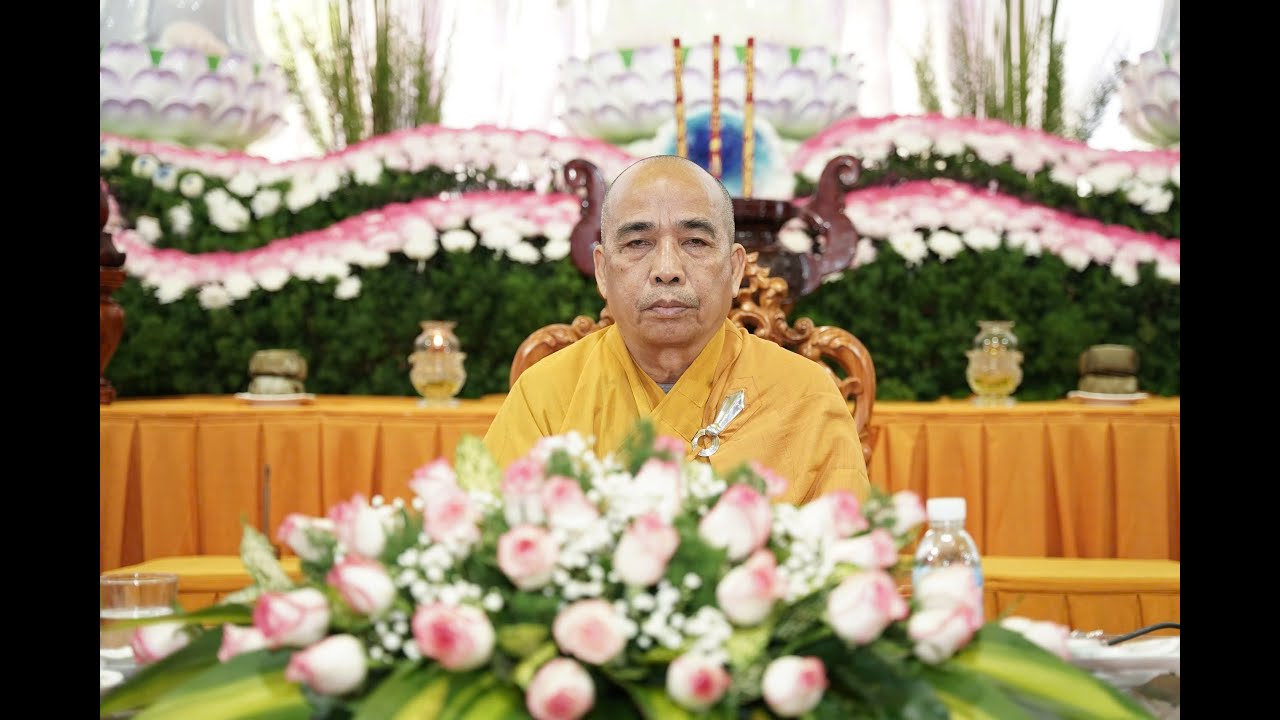 Thượng tọa Thích Viên Trí thuyết giảng tại chùa Sùng Ân