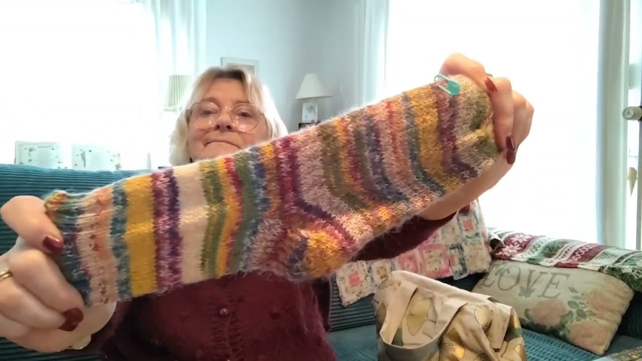 TROIS OUVRAGES TERMINÉS ( couture , crochet , tricot ,