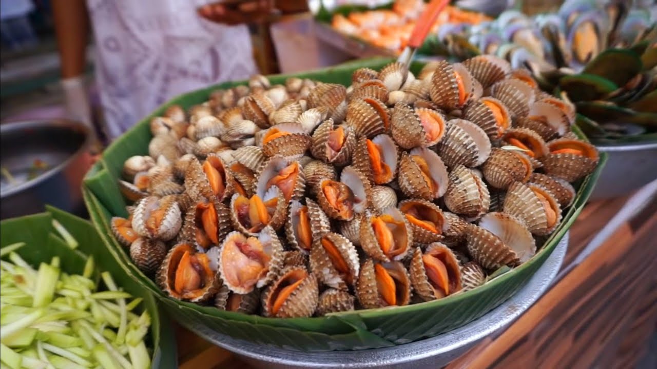 Yum Spicy Seafood Salad  Welcome Krabi Thailand #ร้านยำ3หอย ถนนคนเดินเมืองกระบี่ ยำ3หอยรวม80บาท แซ่บ
