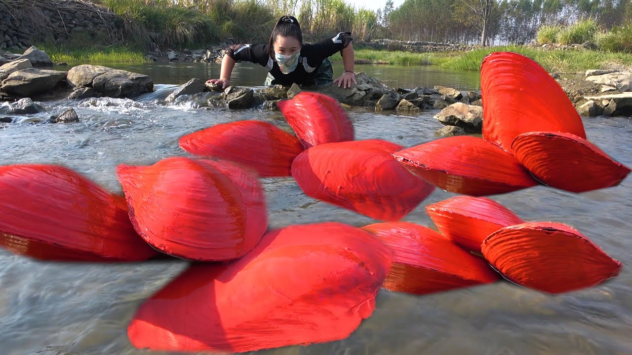 👑🎁🎁The beautiful woman discovered a giant red clam and was extremely excited when she opened it😱😱