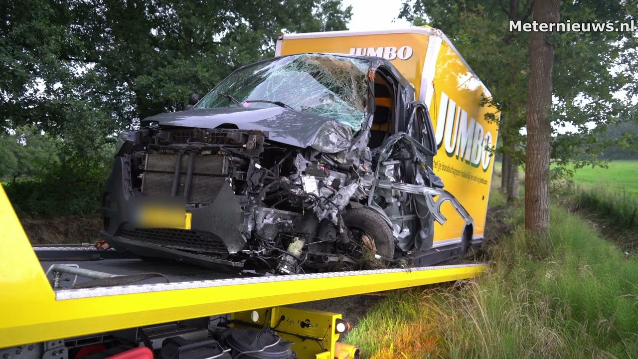 Bezorgbus  botst tegen bomen bij Zweeloo