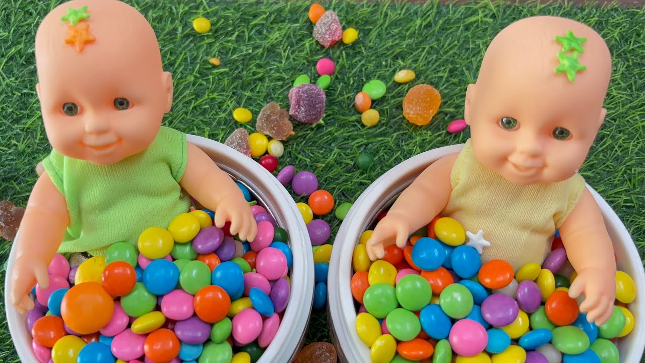 Full of 2 Rainbow BathTubs Candy 🍭 with Rainbow Lollipops with ASMR Chocolate/ Candy sounds/ ASMR