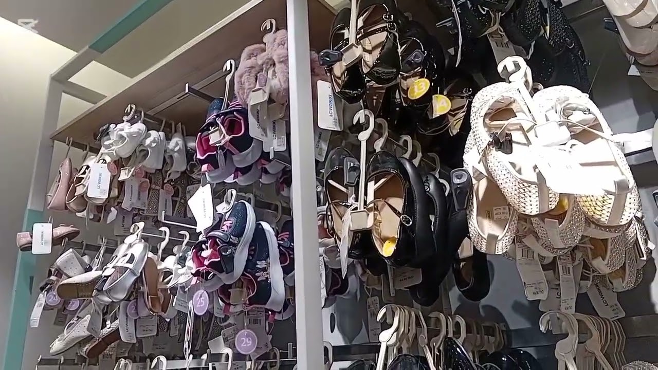 جولة في المحلات بيع ملابس العيد 🌙⭐️رأي في الملابس الموجودة 😉
