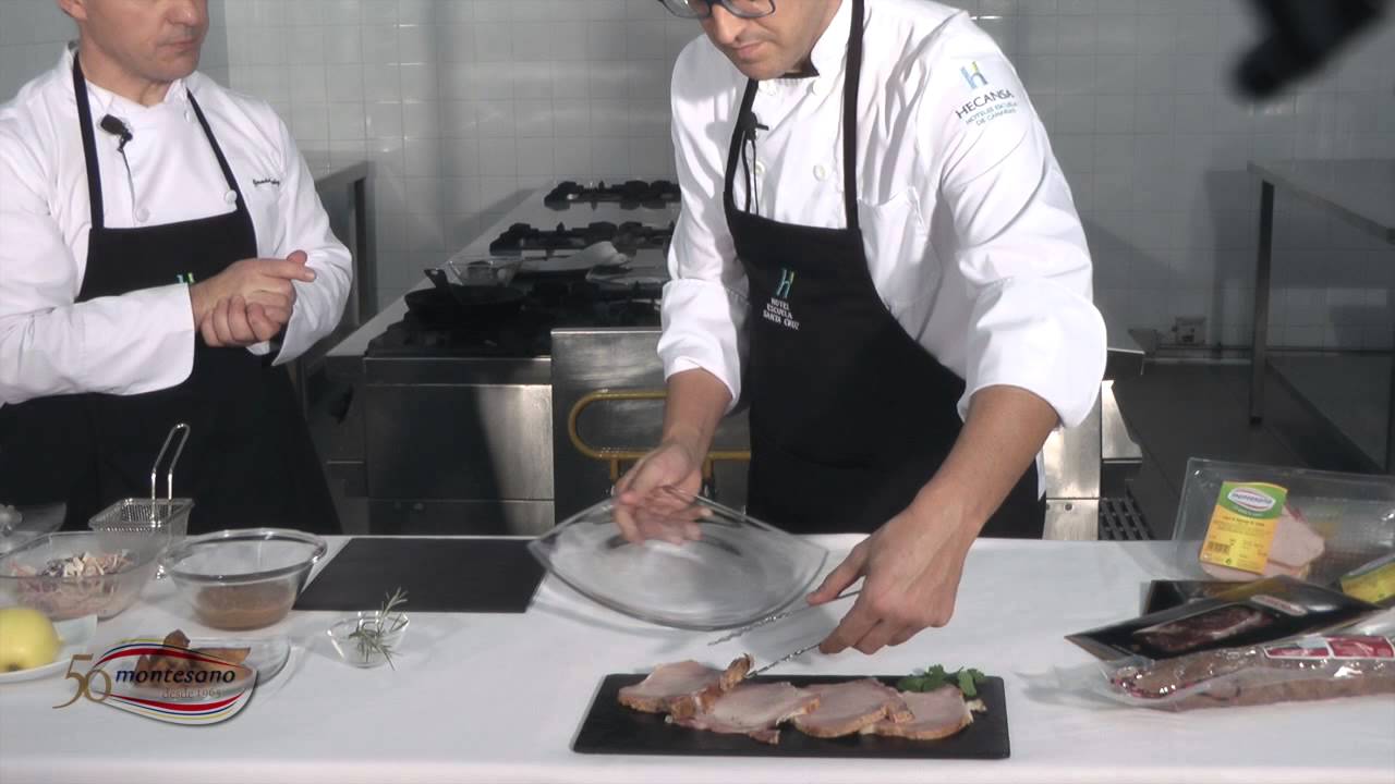 Chuletas de Sajonia Montesano con Chutney de piña, papas gajo y ensaladita de col roja.