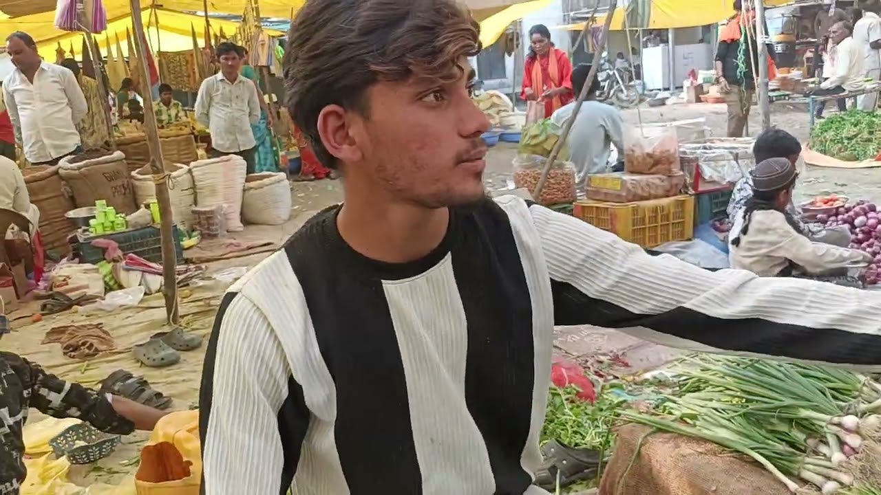 दो दोस्तों का सब्जीयों का मार्केट | Wai bazar Tuesday Market | @TheVloggingFeel 