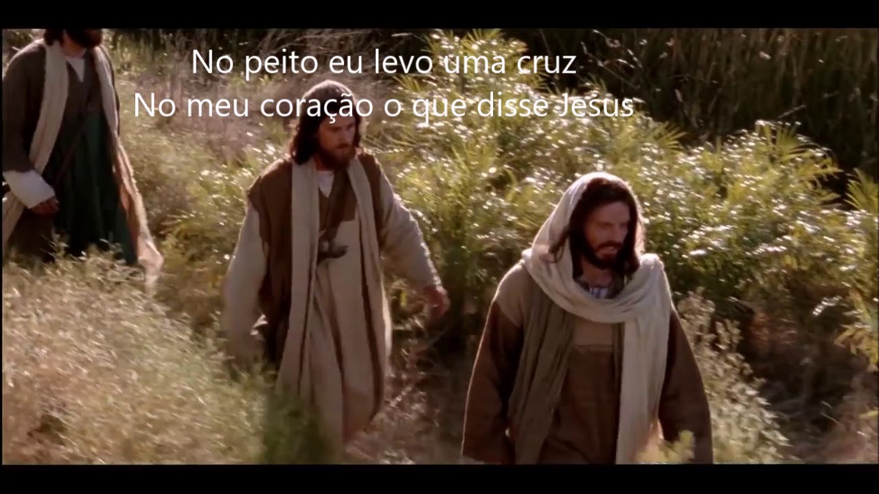No peito eu levo uma cruz com legendas