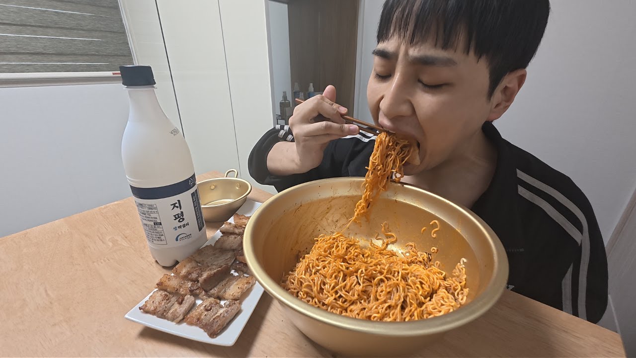 팔도 비빔면 3봉 + 삼겹살 300g + 지평생 막걸리(마지막에 술 취함 주의)