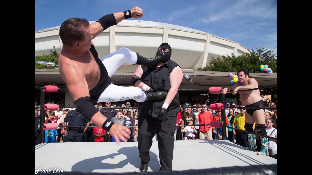 Jerry Lawler and Bill Dundee vs. the Coliseum Crushers at Roundhouse Revival