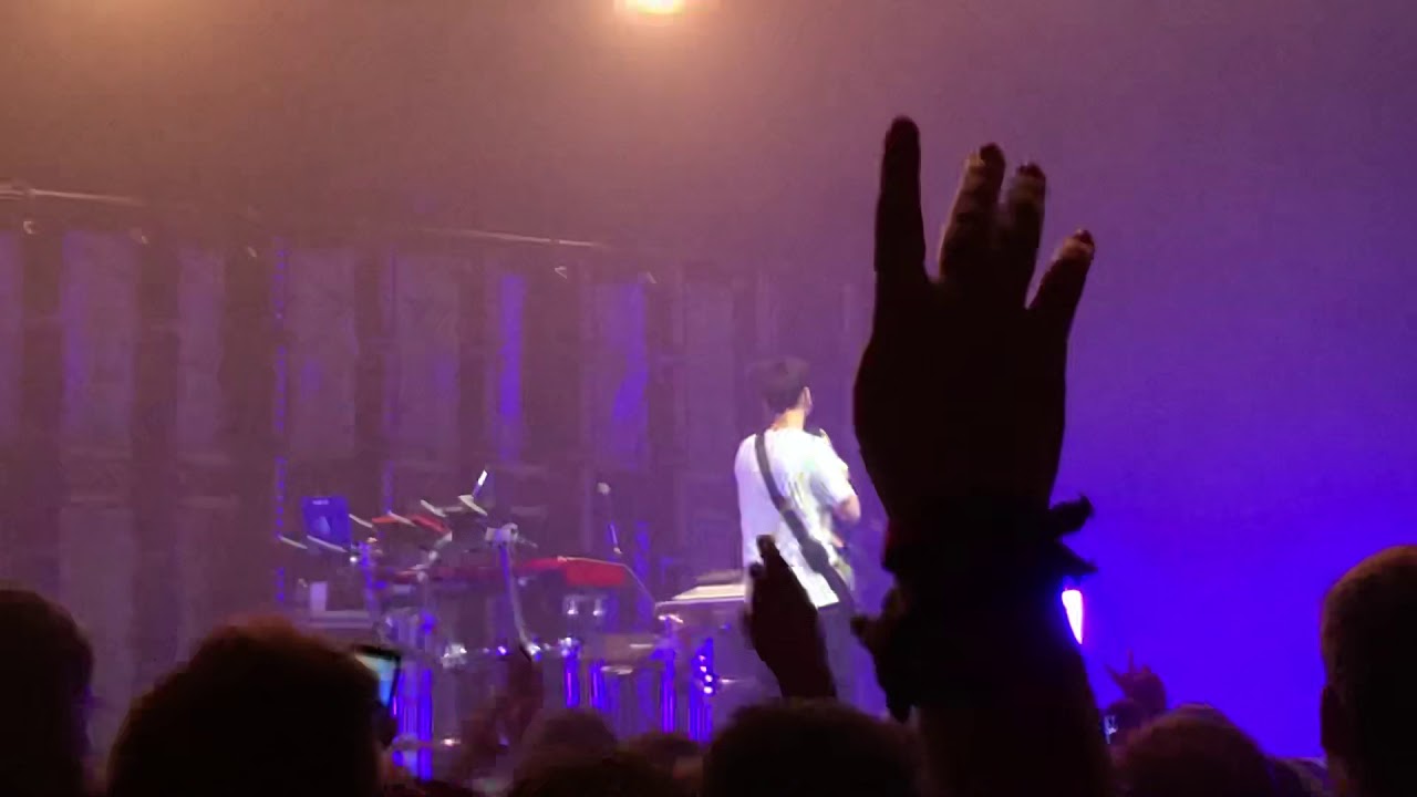 Mike Shinoda - Roads Untraveled (with fan, live) | 08.03.2019 | Sporthalle, Hamburg
