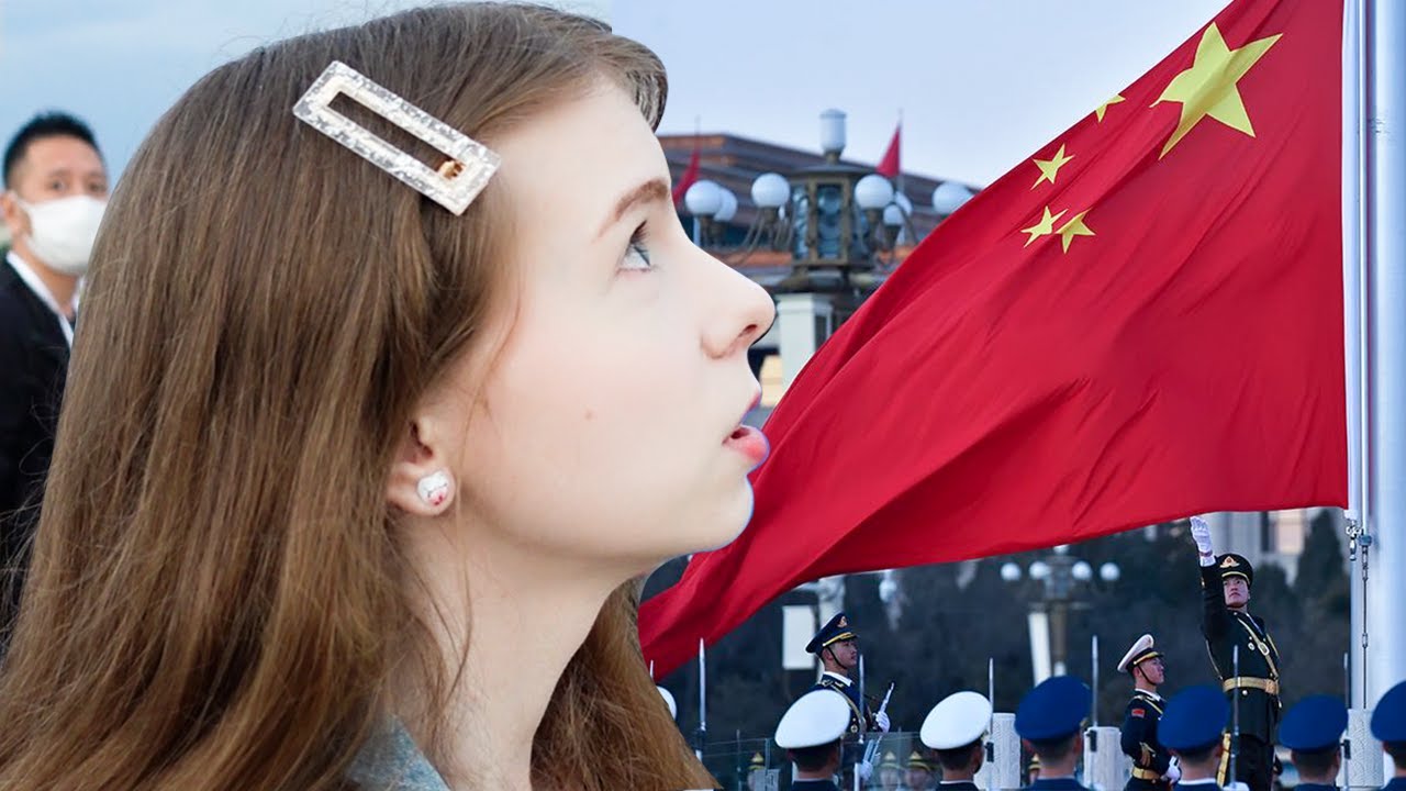 外国女生第一次看天安门升旗仪式 Watching Tian'anmen square  flag-raising ceremony for the first time