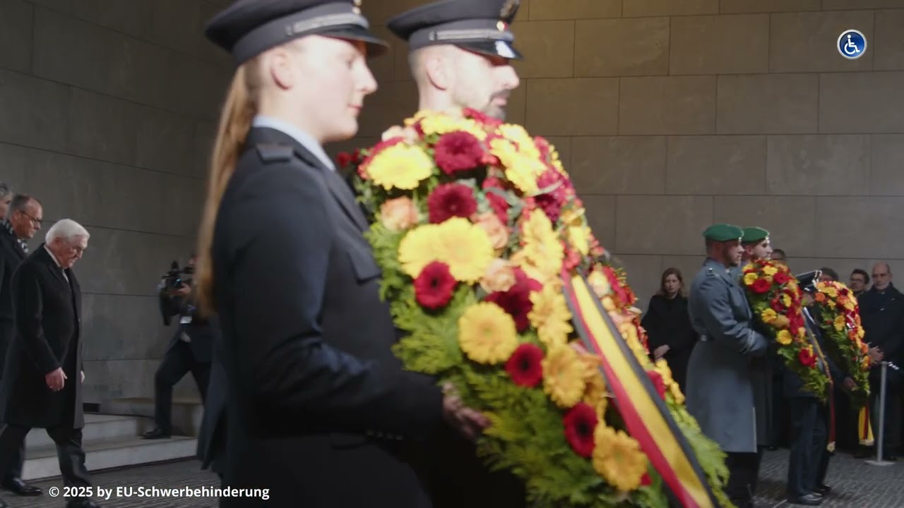 Volkstrauertag: Kranzniederlegung an der Neue Wache in Berlin