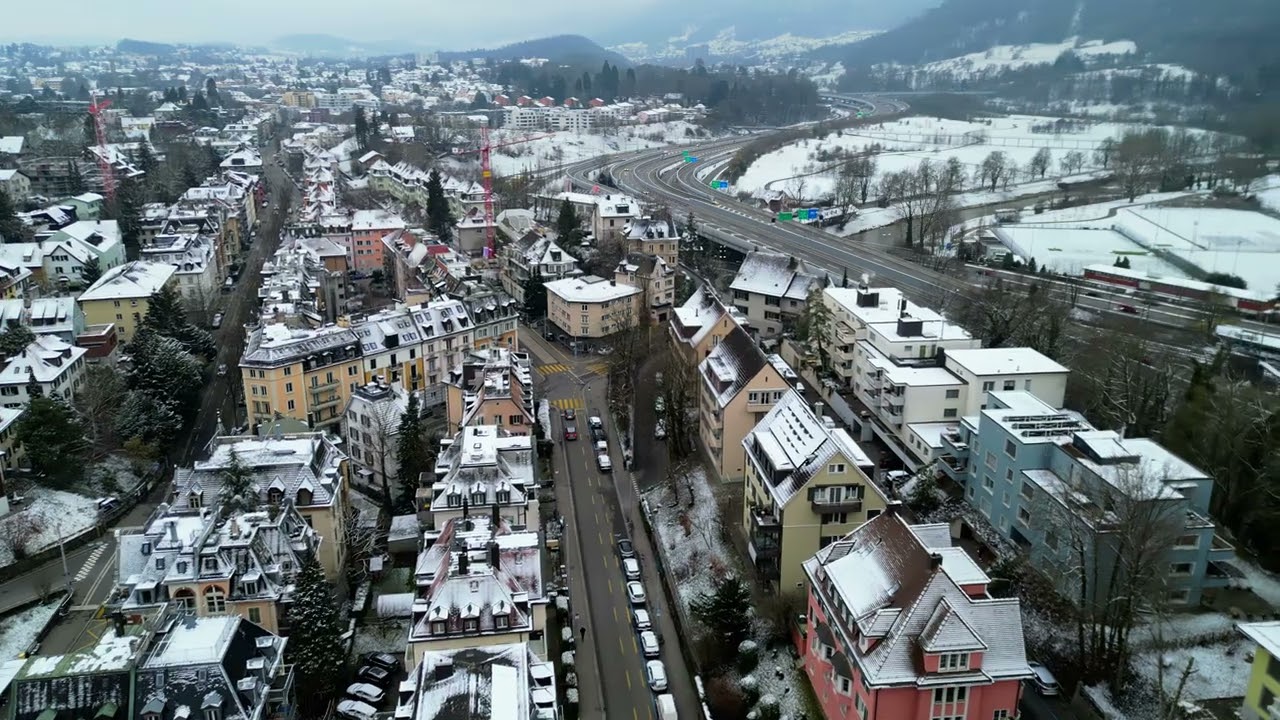 Zürich im Schnee: Drohnenflug über eine verschneite Stadt 4k