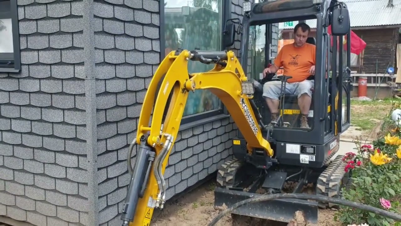 Работа мини экскаватора QUADTRAC YC20SR в ограниченном пространстве на дачном участке