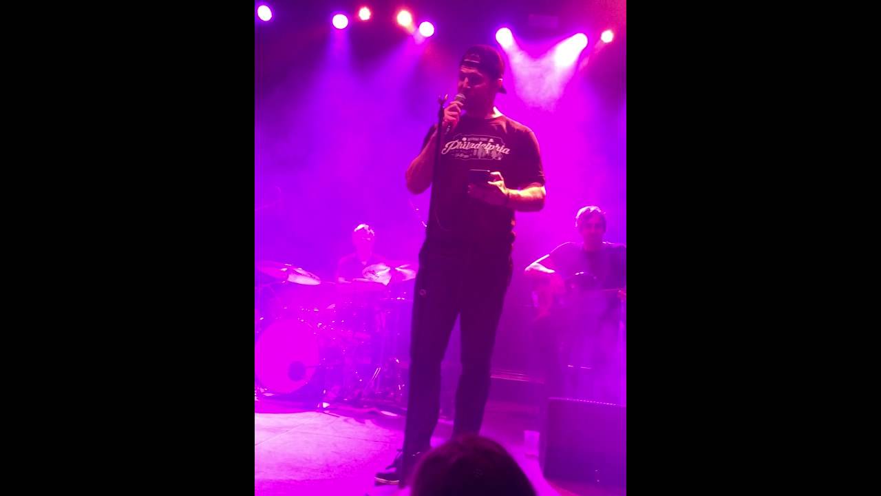 Stephen Amell sings Part of your World