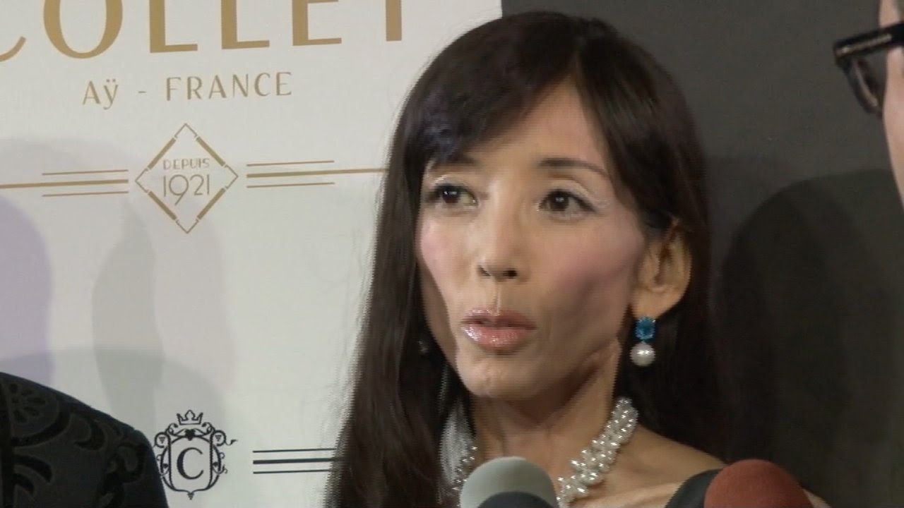 川島なお美、ダンベルで体力づくり「激やせとか言われている場合じゃない」　COLLET新商品発表会