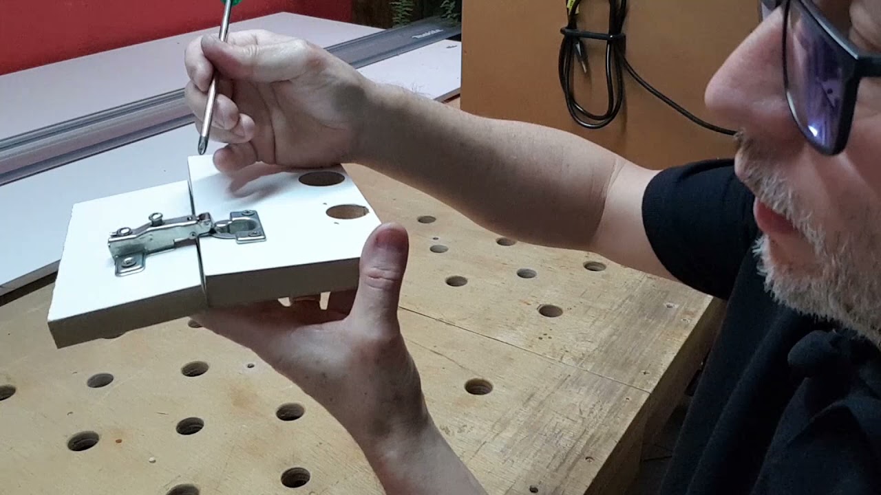 Como regular as dobradiças das portas dos armários