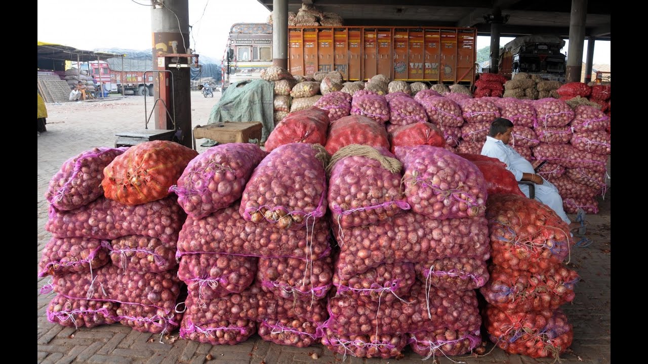 Onion Wholesellers In Nashik Go On Indefinite Strike To Protest Export Duty Hike #Shorts | Telugu