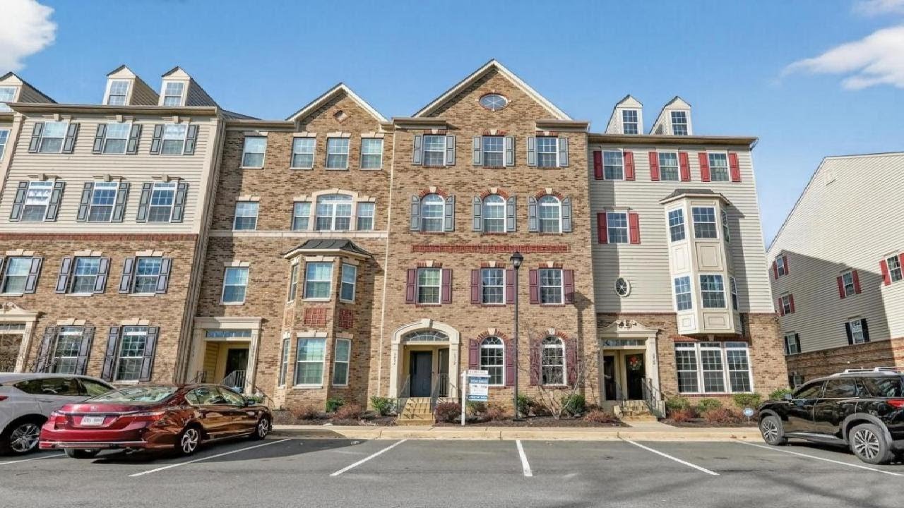 6932 KONA Drive, GAINESVILLE, VA Presented by The Redux Group.