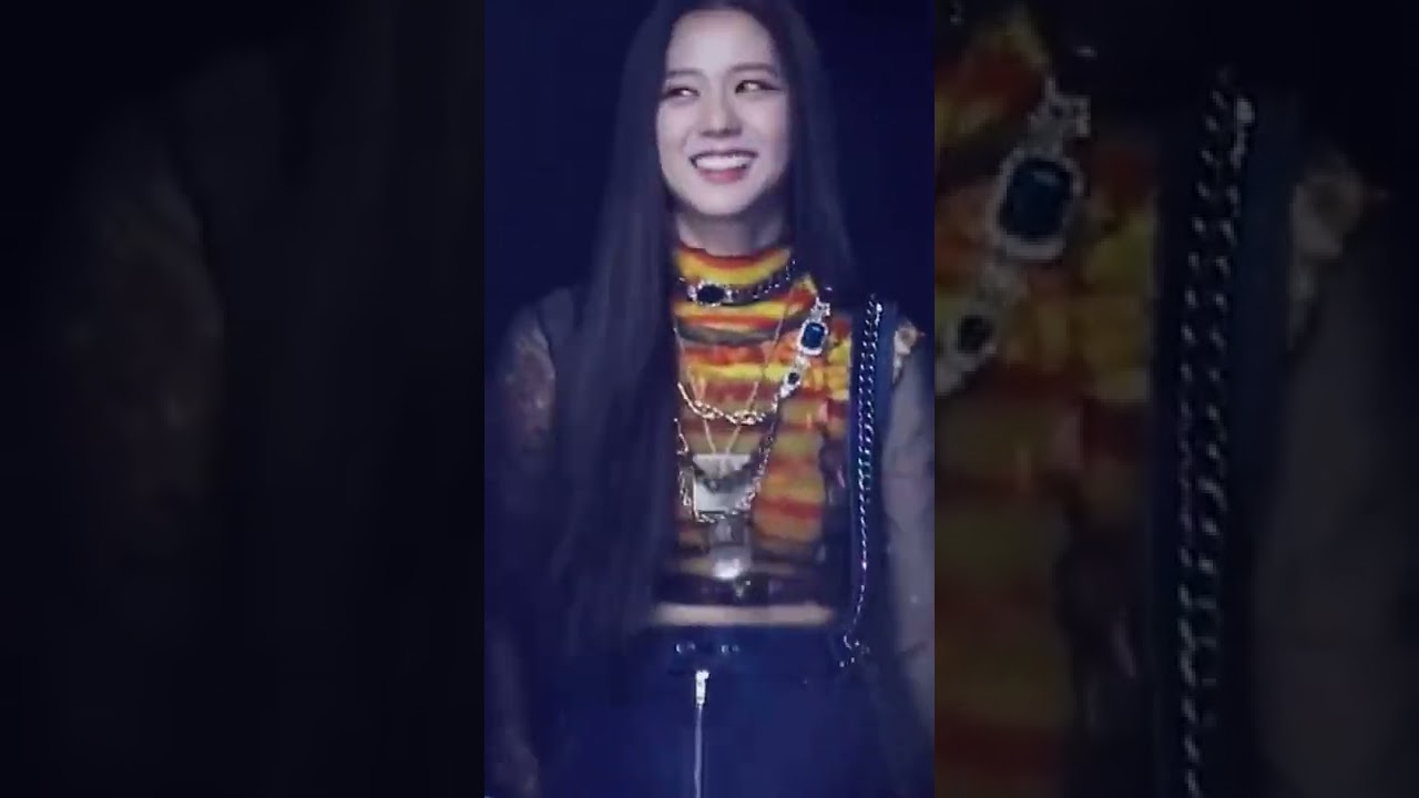Jennie reaction after seeing jisoo abs 😝 