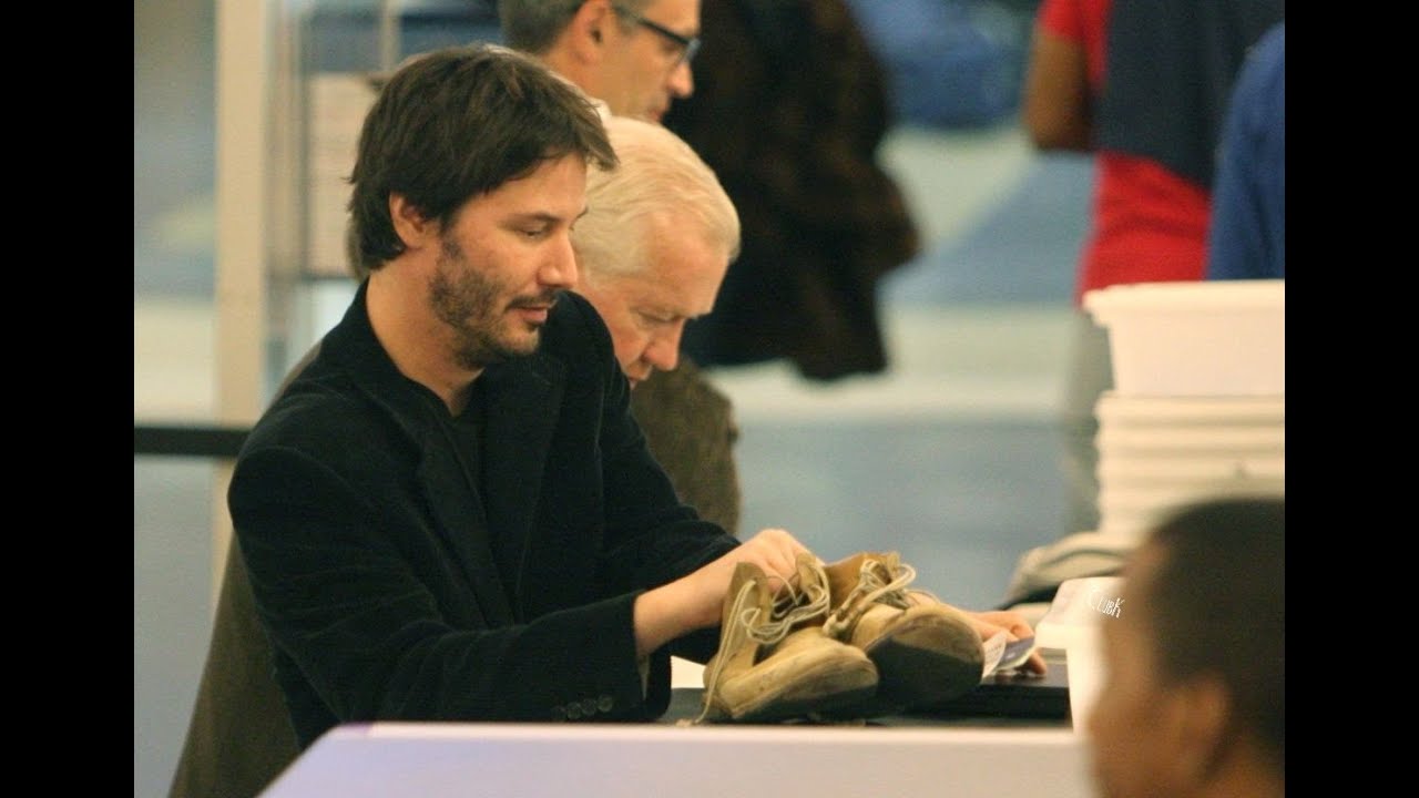 2008 Keanu Reeves at LAX to board a flight