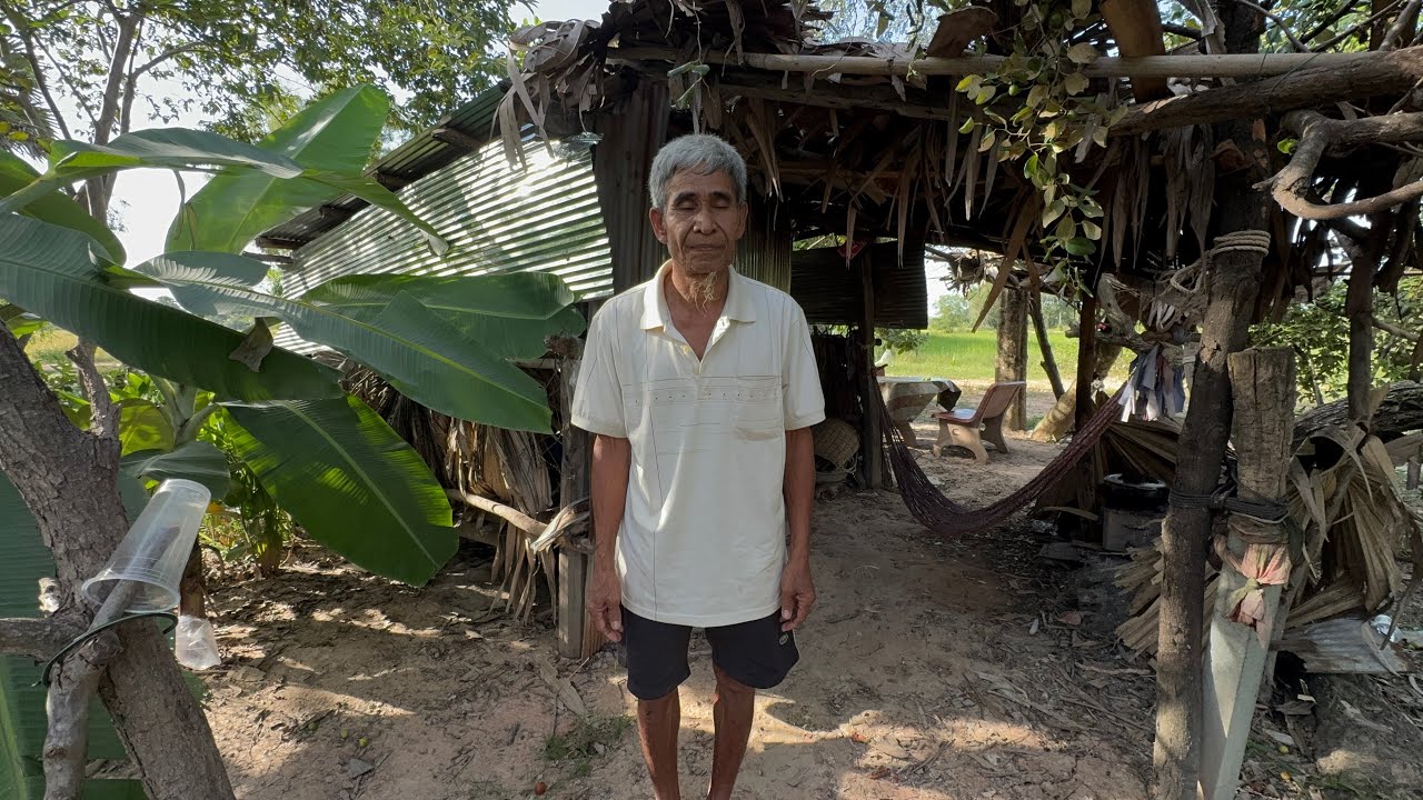 #2158 លោកអ៊ុំសាតរស់នៅកូនខ្ទម្សីក្រោមដើមពុទ្រាតែម្នាក់ឯងចាំមើលផ្លូវប្រពន្ធកូន