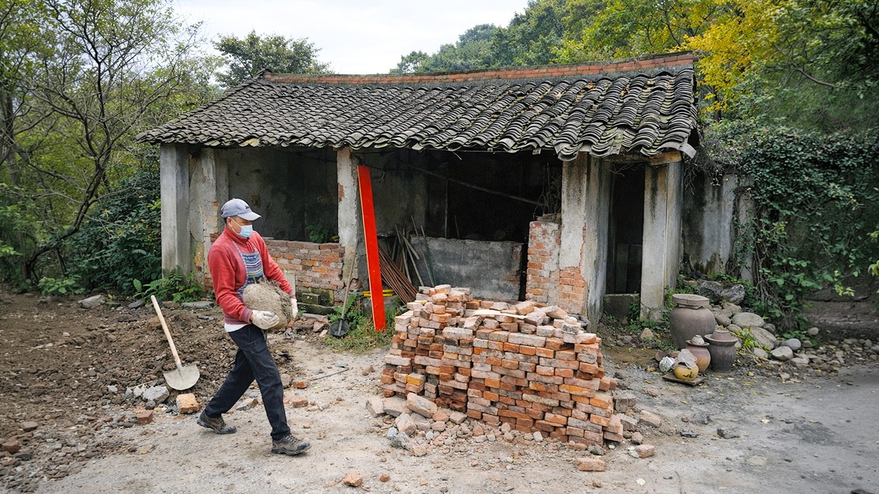 After discovering an abandoned house, a talented man transformed it into a dream living space.