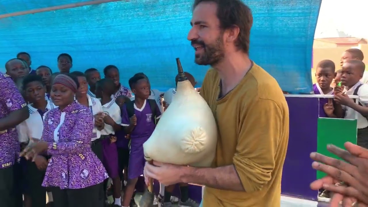 Τσαμπούνα σε σχολείο στη Γκάνα - Tsabouna in a school in Ghana