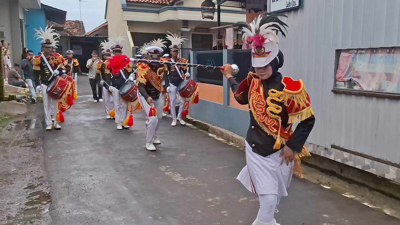 Perform Drumband GITA WIRADESA Iringi Pawai Wisuda