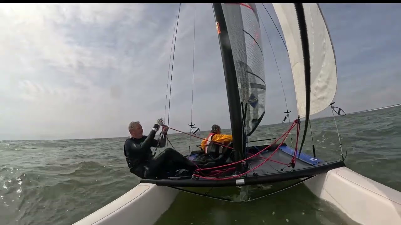 Aan de wind varen met een catamaran