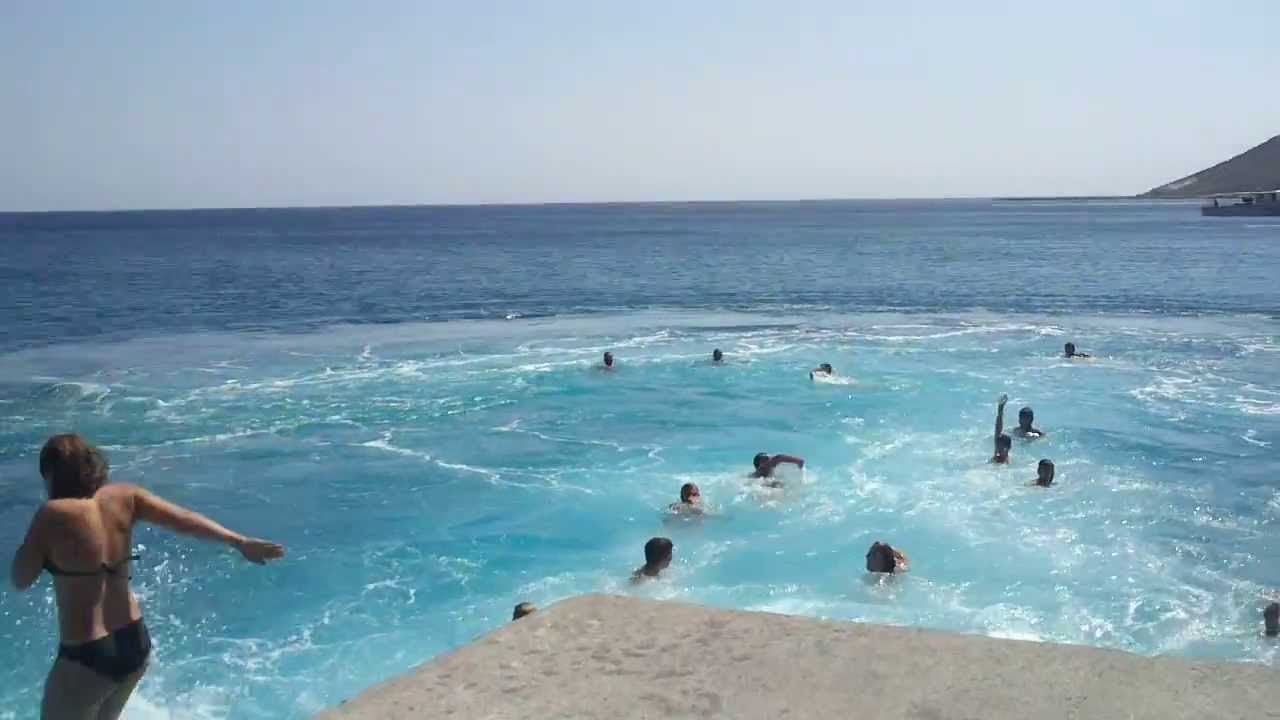 Σίκινος - Βουτιές στα απόνερα του πλοίου 18-8-2013