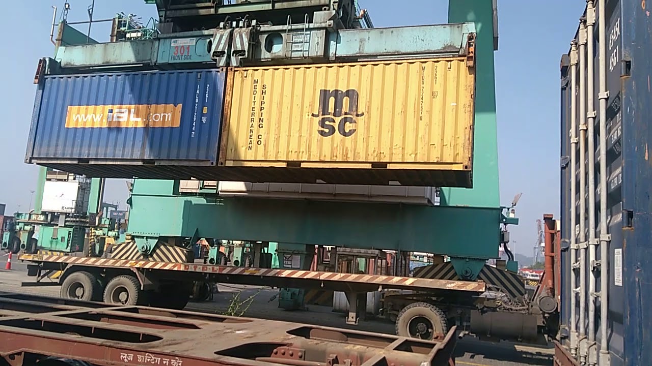 Loading and unloading of containers on the train.