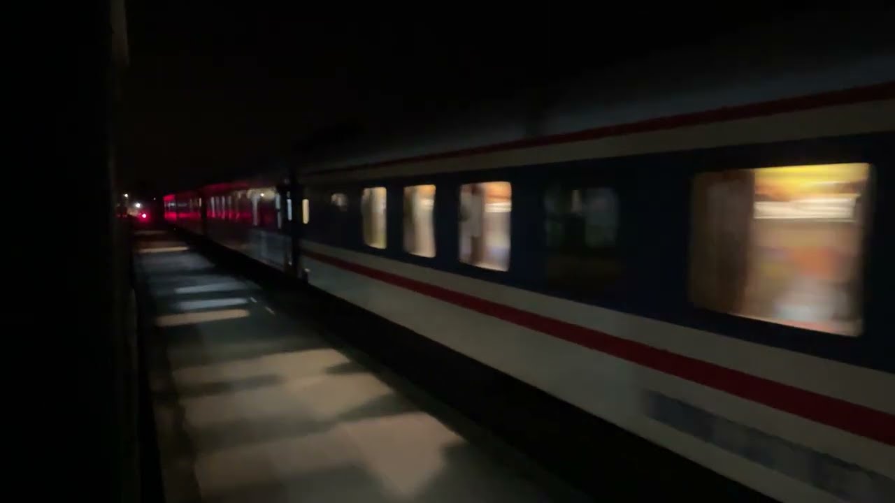 (TÀU TẾT 2026) (22/02/2026 01:30) D19E-958 kéo tàu SE1 thông qua ga Sông Lòng Sông, 970 SE24 tránh