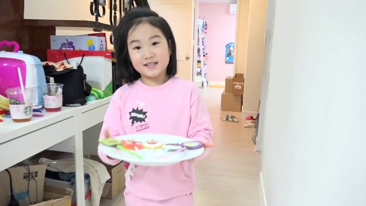 Drama Boram Bermain dengan Permen Lollipop Nyata Menggunakan Mainan