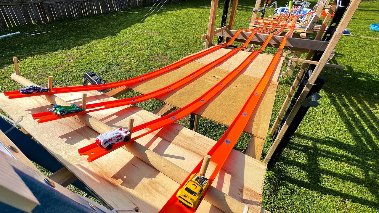 Hot Wheels 4 Lane Drag Racing on Obstacle Course (64 Car Battle Royale)