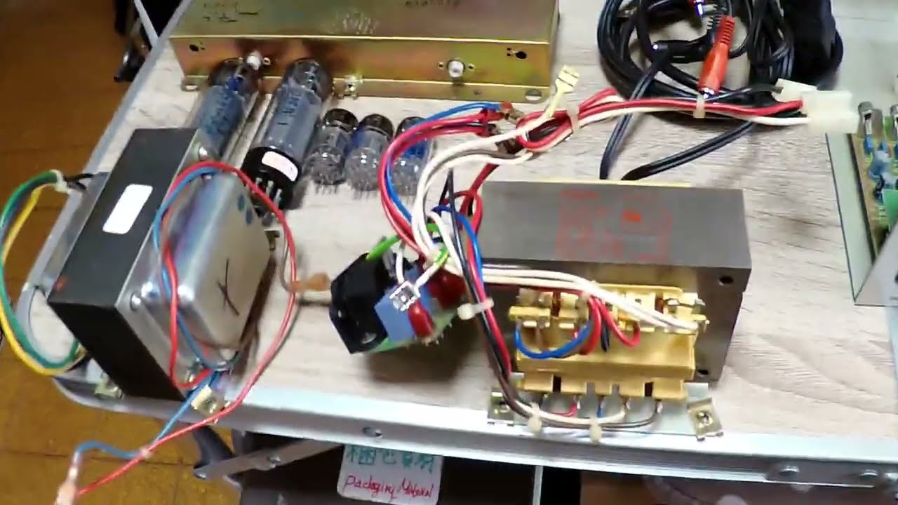 ヒュース・アンド・ケトナー ギターアンプ tube 50 のパーツ採りビデオ Hughes and Kettner Tube 50 parts salvage. No talking.