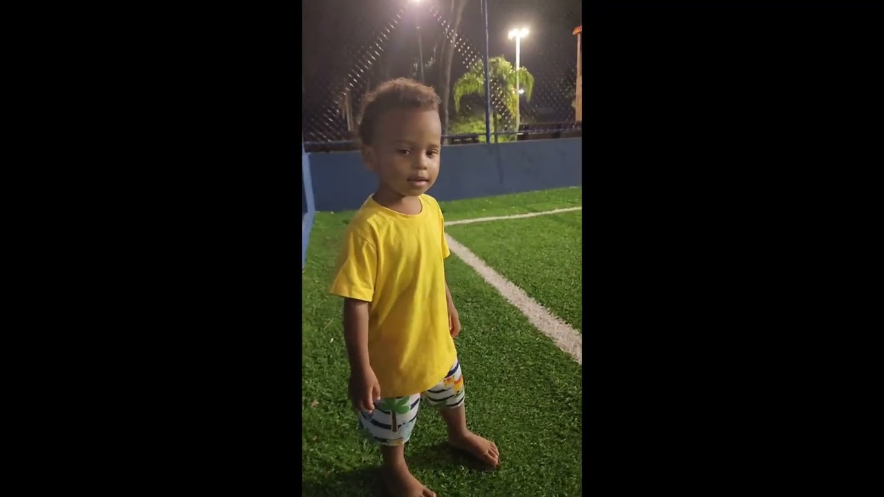 Davi Luccas Querendo Jogar Bola com o seus irmão e amigo 