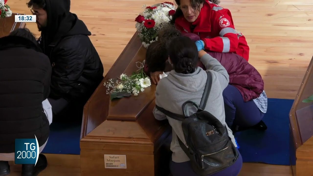 Naufragio Cutro, alla camera ardente sopravvissuti e parenti vittime