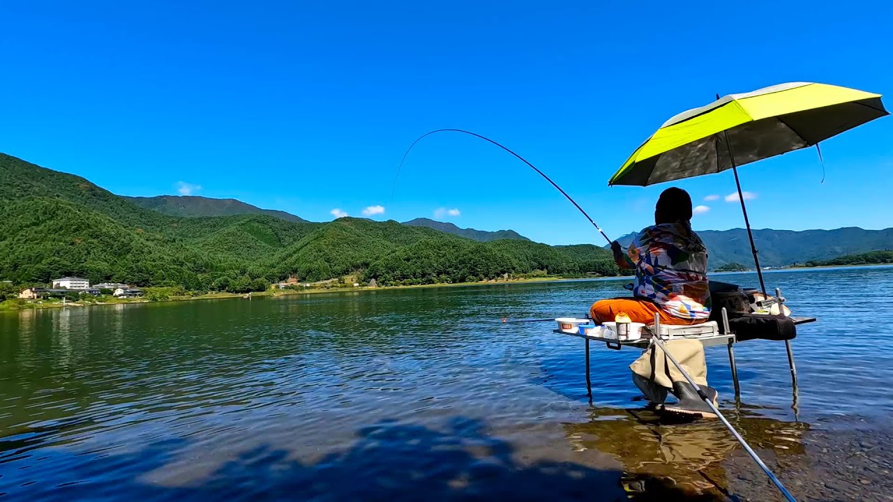 湖面で自然を感じながらのんびりと釣りをする【河口湖】