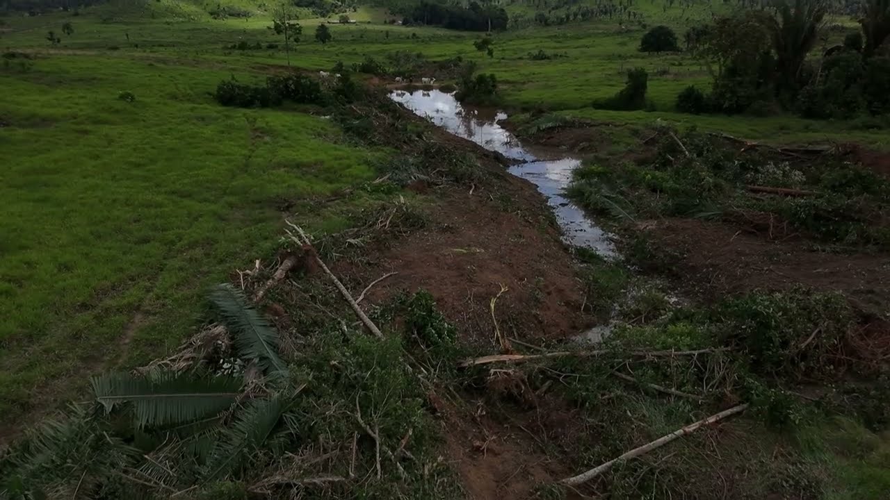 Drenagem de rio com escavadeira visão de drone 
