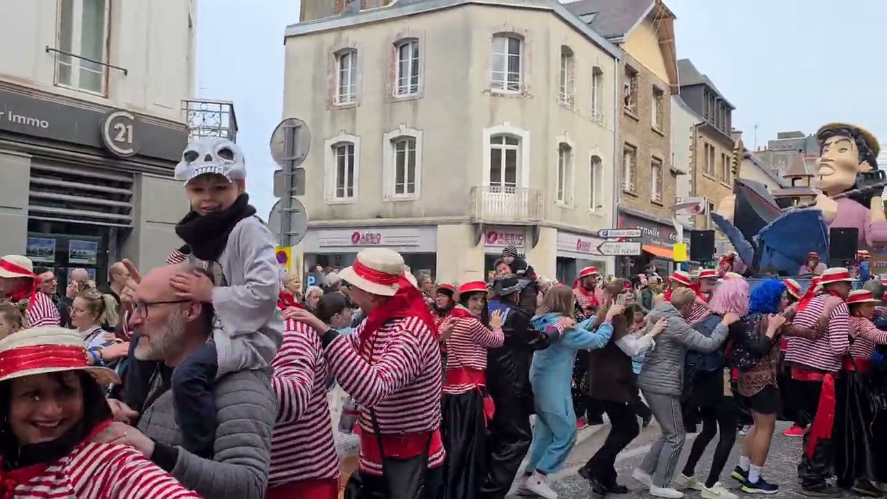 "La Granvillaise" résonne lors de la cavalcade du carnaval de Granville