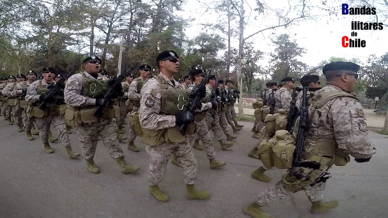 Salida Comandos Brigada de Operaciones Especiales &acute;&acute;Lautaro&acute;&acute; (BOE) cantando - Parada Militar 2017