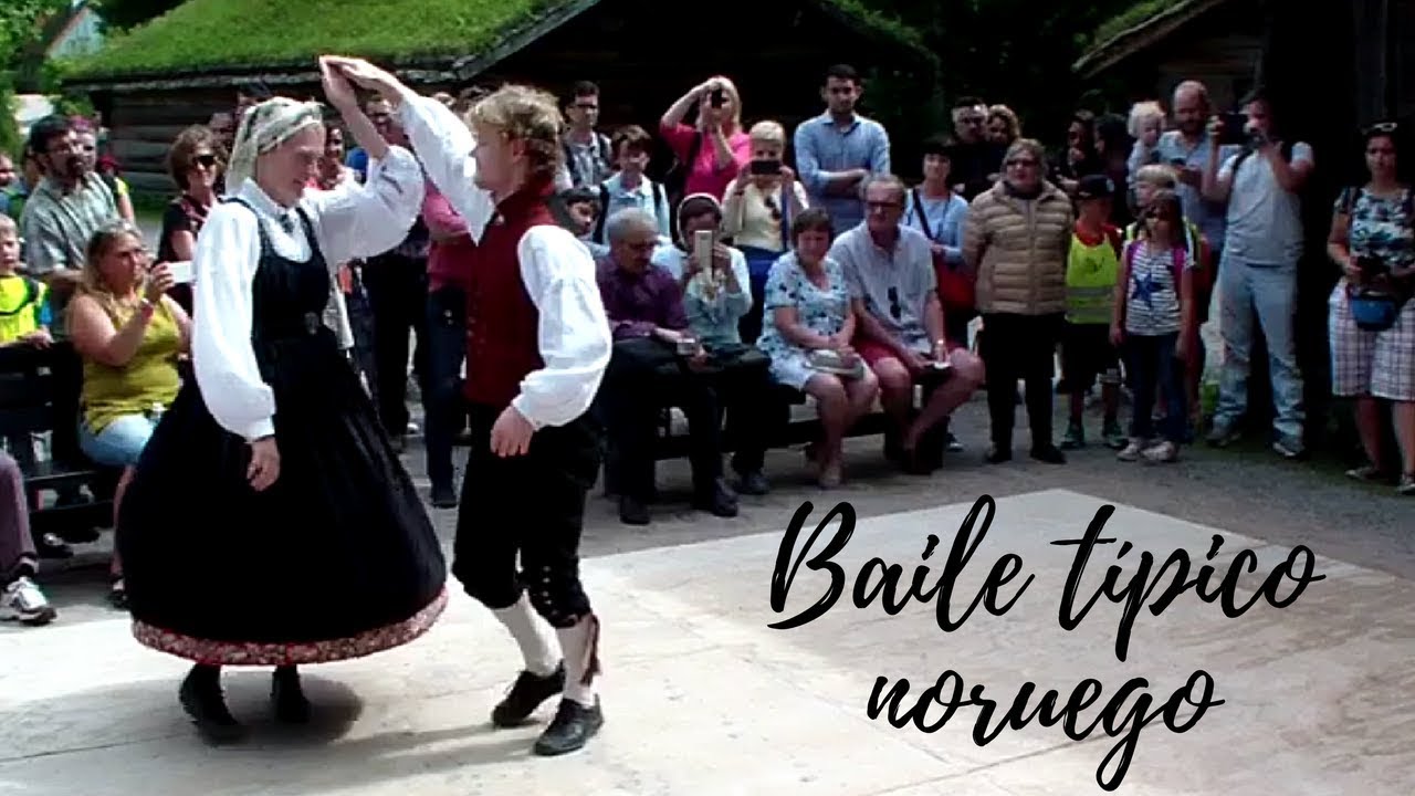 Baile típico noruego en el Museo Folklórico de Oslo