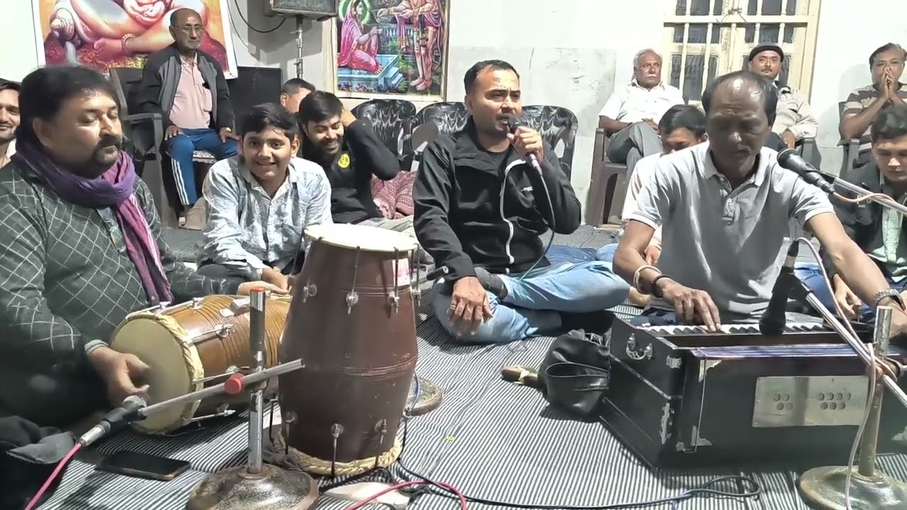 17 - 12 - 24 akhand ramdhun ma bhakto algari moj bhakti bhav ma padi jumi rya chhe