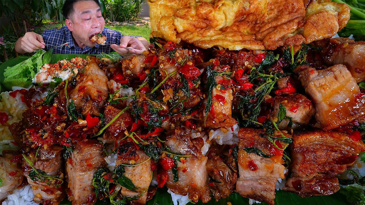 Хрустящая свинина с базиликом, обжаренная до насыщенного вкуса, с сушеным и свежим перцем чили и ...