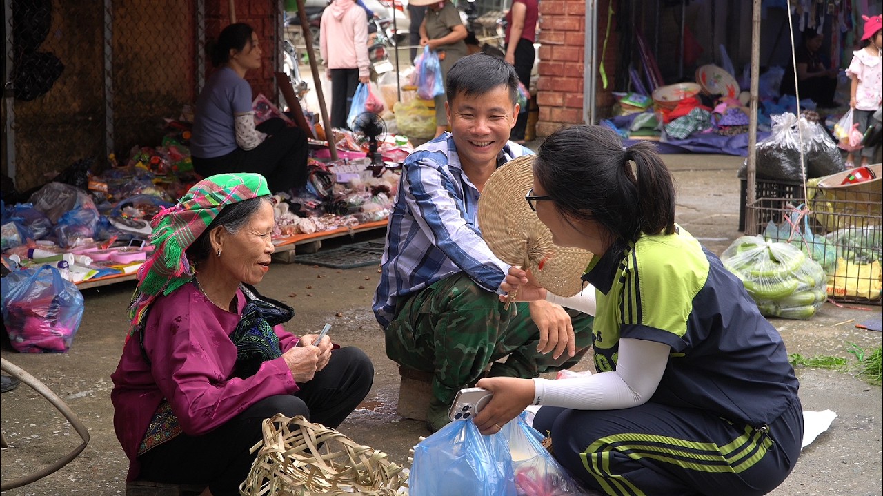 After harvesting dragon fruit, CEO helps grandma sell her handmade crafts at the market