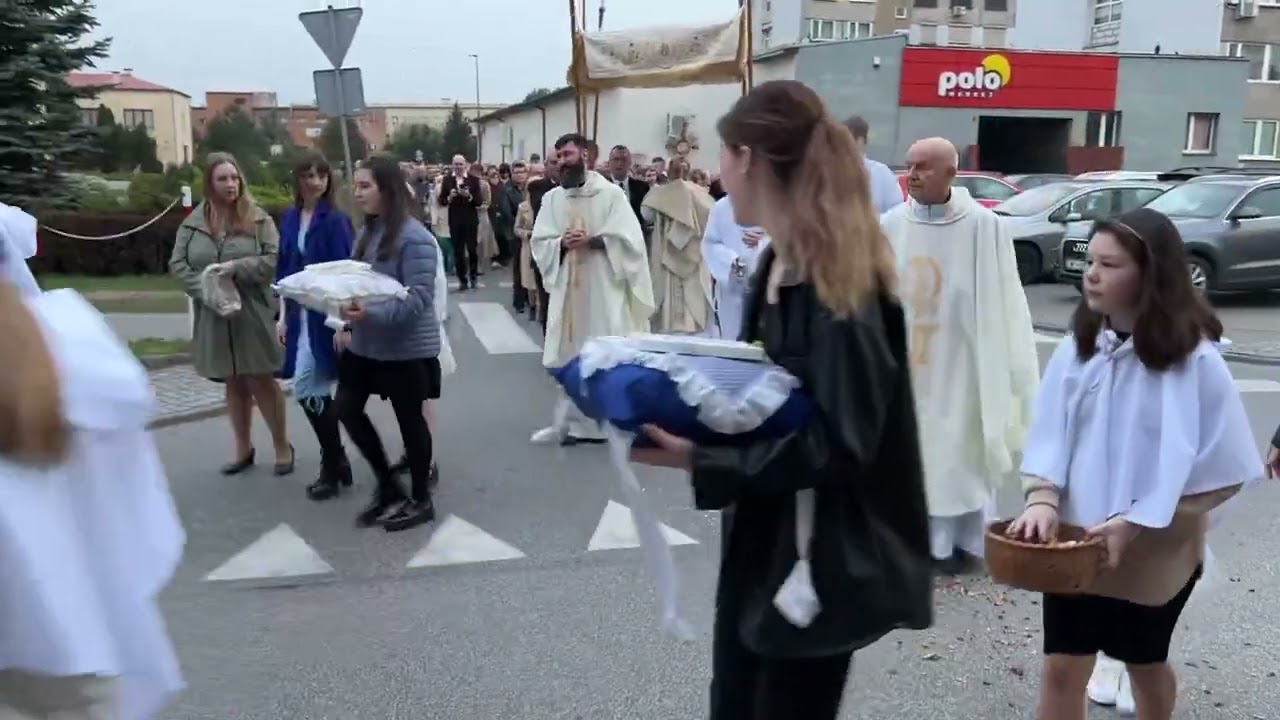 Procesja rezurekcyjna na ulicach Wieruszowa. Wielkanoc 2024