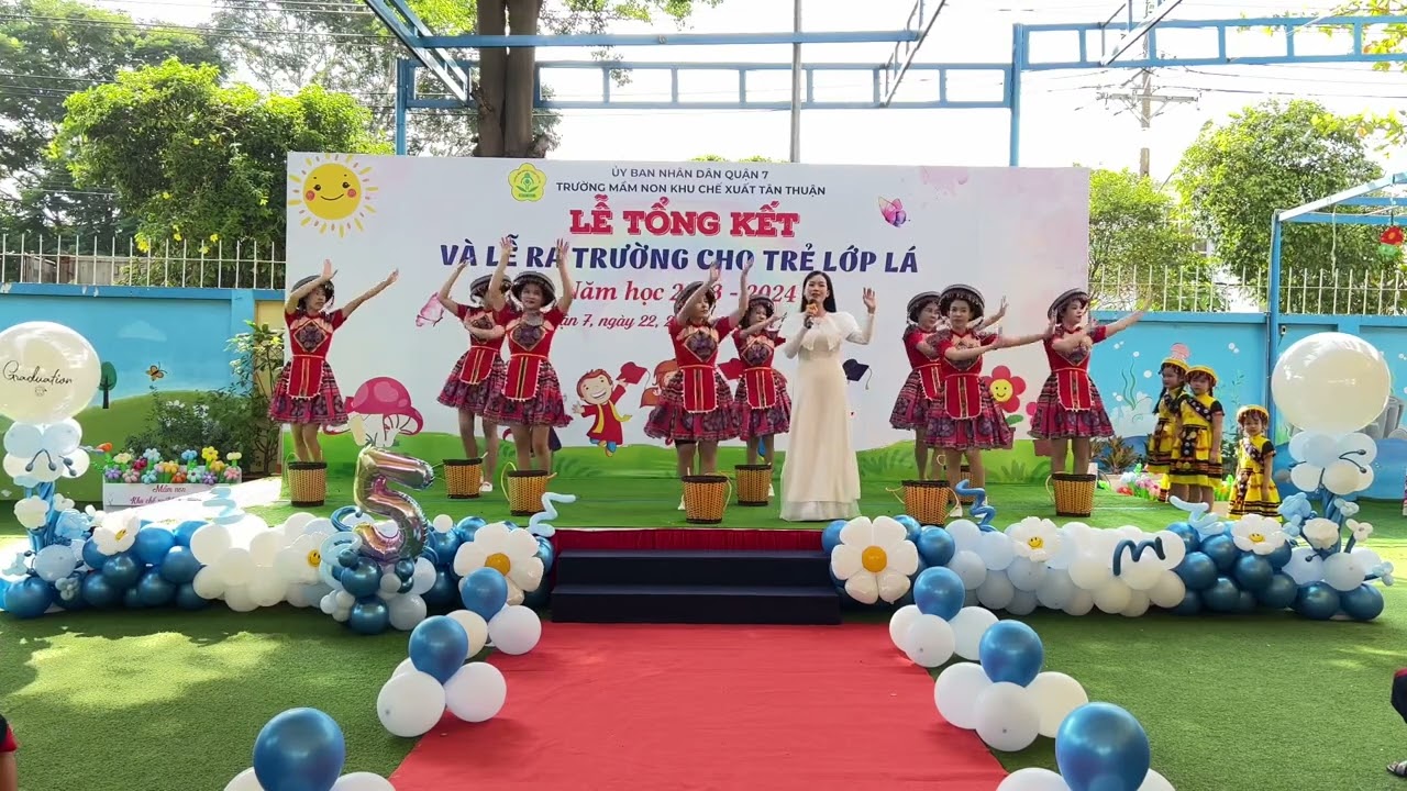 Hát múa “Niềm vui của em” do CMHS bé Trâm Anh - lớp Lá 3 hát và các cô múa minh hoạ