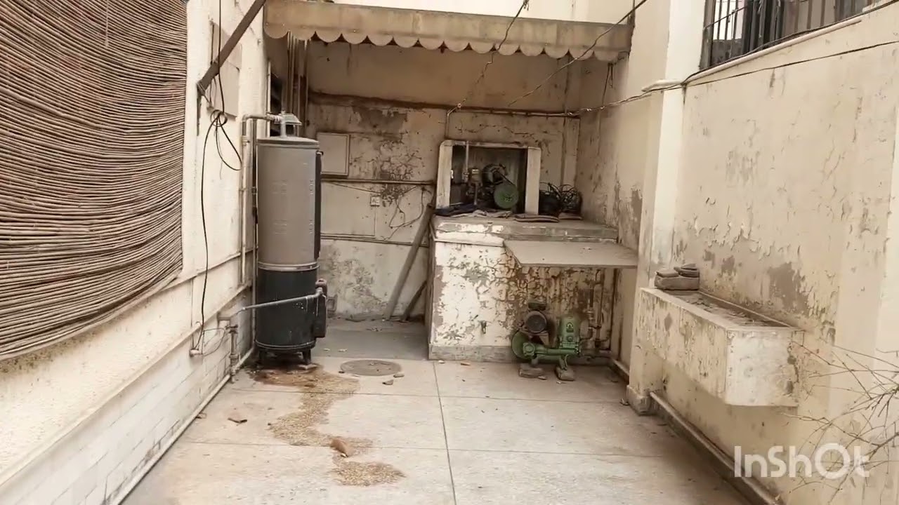 10 marla facing park old house in Garden town Lahore