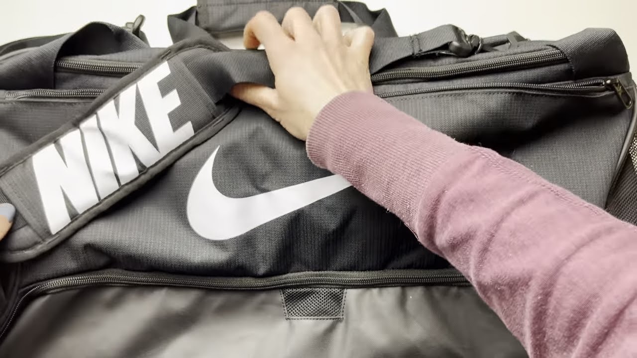 NIKE Sporttasche 'Brasilia 9.5' in GrauDesign & Extras